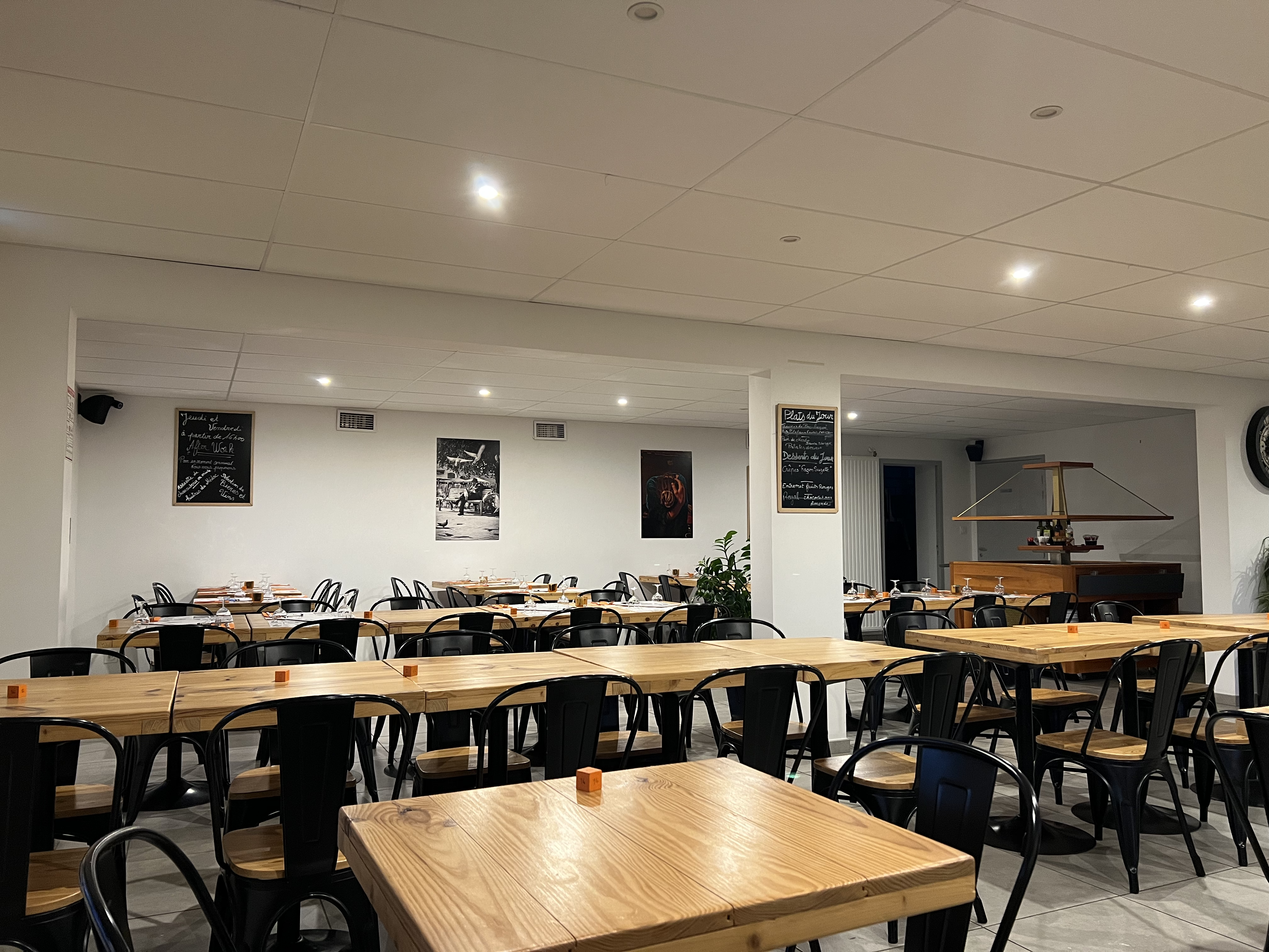 Notre salle de restaurant, tables et buffet
